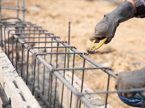 steel bar on site of construction Malla ciclónica con concertina